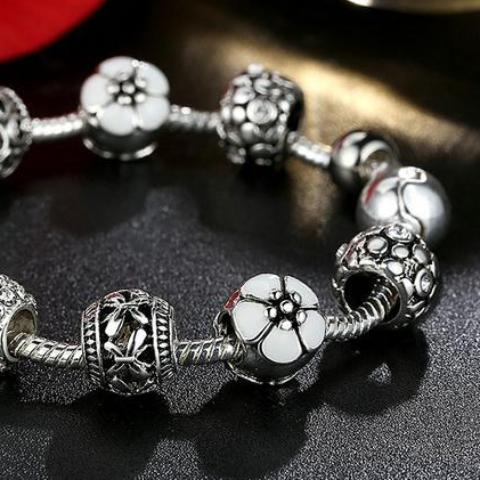 Bracelet Femme Aïka aux charms de cristal