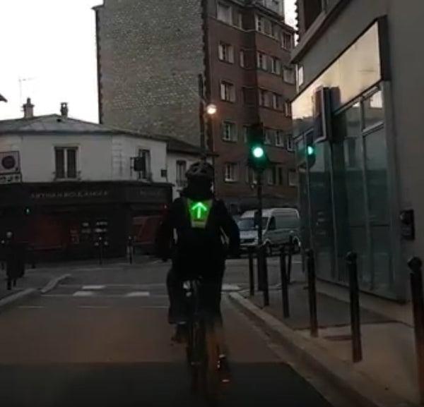 shenkey Gilet de Cyclisme réfléchissant à LED avec indicateur de Direction  - Télécommande, Feux de Direction, Rechargeable par USB, Installation  Facile pour témoin de sécurité à vélo : : Sports et Loisirs